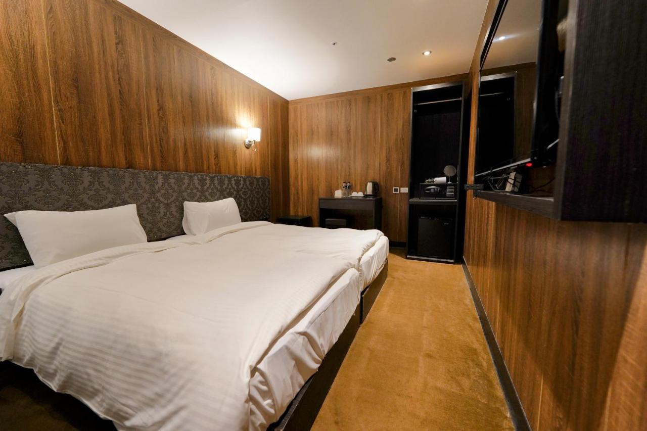 Meworld Hotel - Taipei Main Station Екстер'єр фото