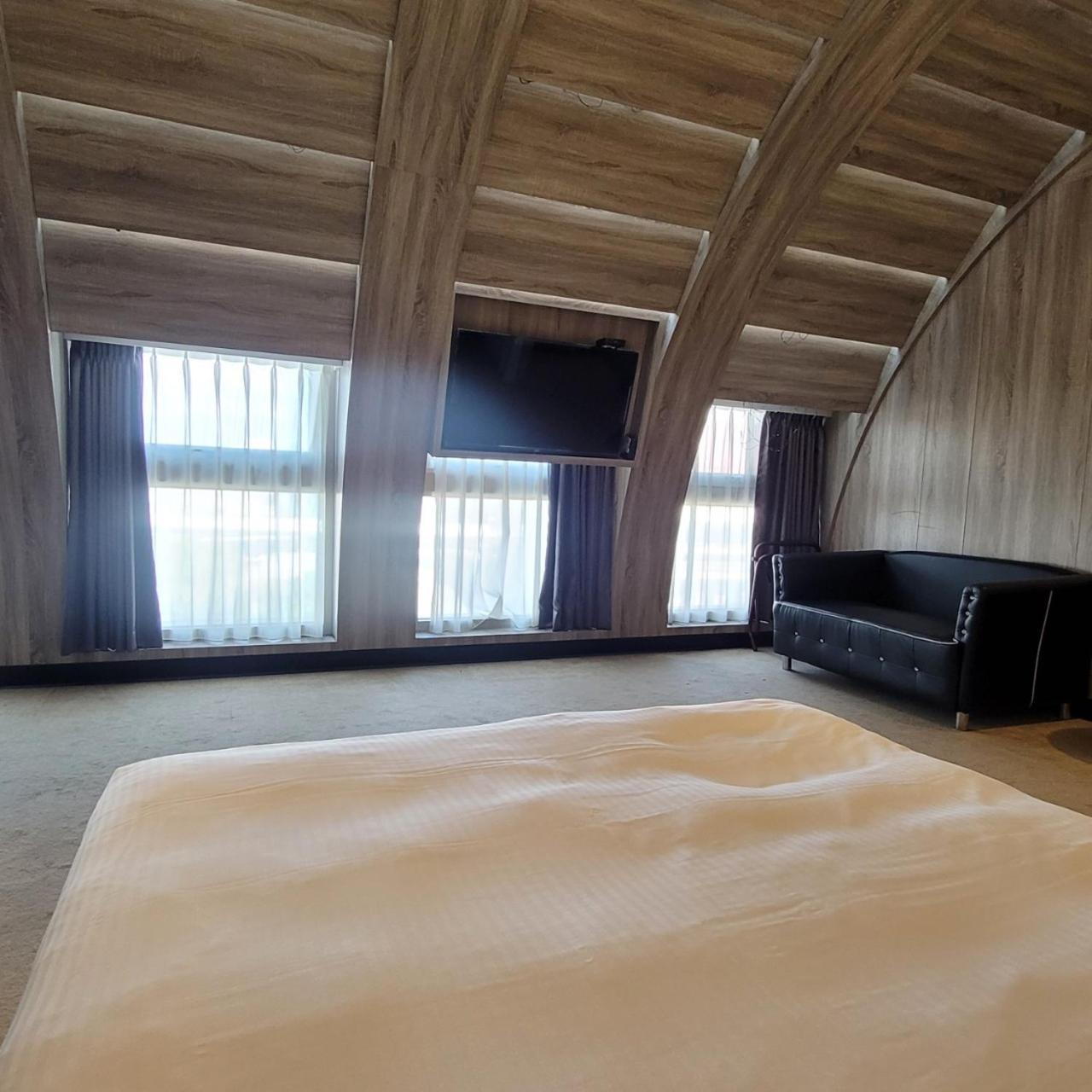 Meworld Hotel - Taipei Main Station Екстер'єр фото