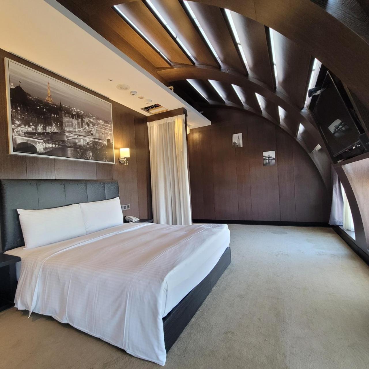 Meworld Hotel - Taipei Main Station Екстер'єр фото